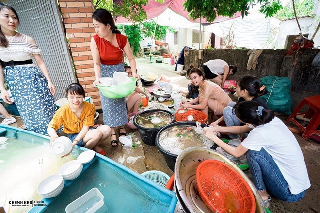 co dau rua bat ngay cuoi nen ung ho hay chi trich