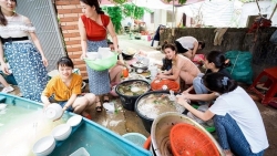 co dau rua bat ngay cuoi nen ung ho hay chi trich