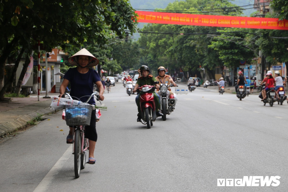 anh canh sat ha giang dung xe chuyen dung hu coi ho tong thi sinh ngu muon den diem thi