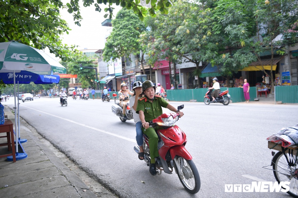 anh canh sat ha giang dung xe chuyen dung hu coi ho tong thi sinh ngu muon den diem thi
