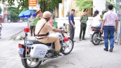 anh canh sat ha giang dung xe chuyen dung hu coi ho tong thi sinh ngu muon den diem thi