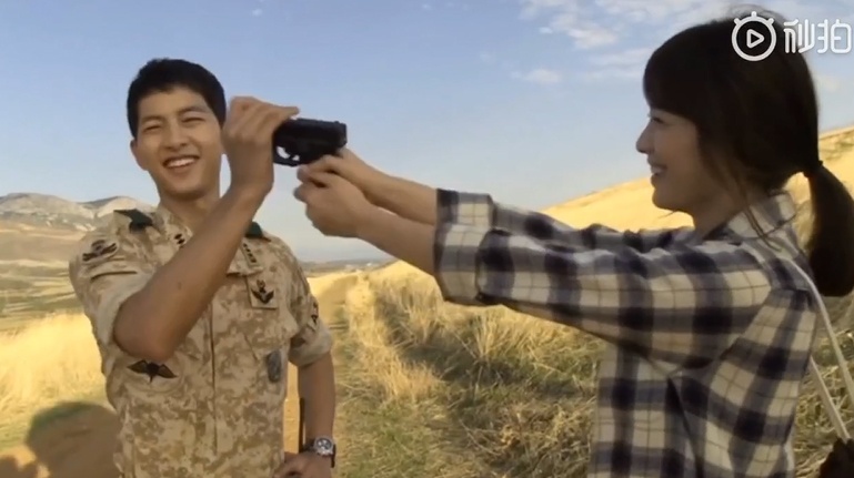 song joong ki va song hye kyo vui nhon trong doan clip hau truong khien fan cang tiec nuoi