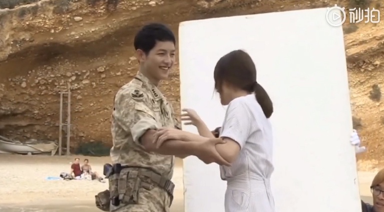 song joong ki va song hye kyo vui nhon trong doan clip hau truong khien fan cang tiec nuoi