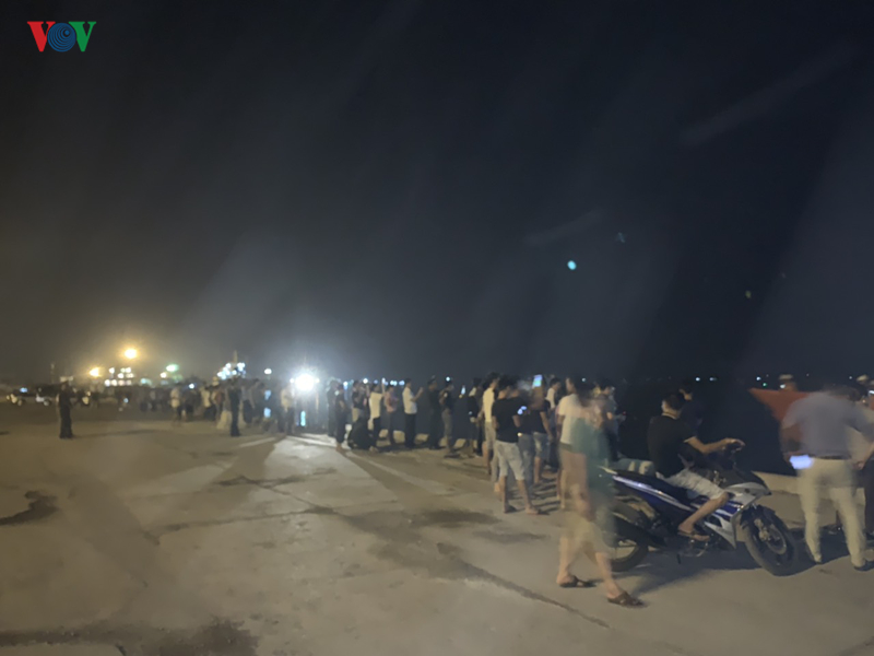 tau sar 411 dua 7 thuyen vien tau na 95899 ts cap cang cua lo nghe an