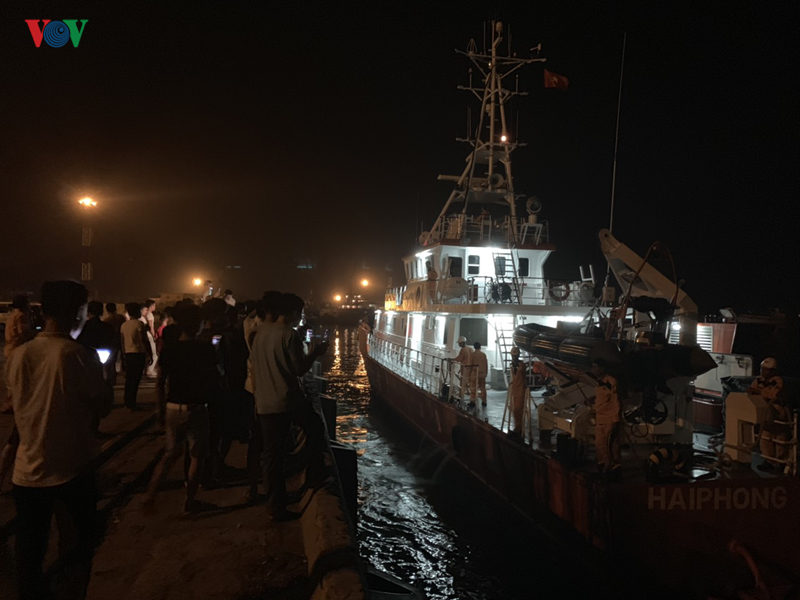 tau sar 411 dua 7 thuyen vien tau na 95899 ts cap cang cua lo nghe an