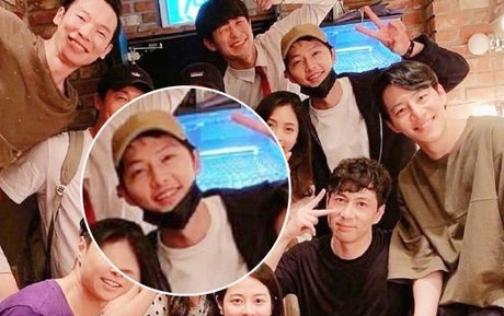Song Joong Ki xuất hiện tươi cười vui vẻ sau tuyên bố ly hôn Song Hye Kyo