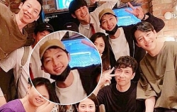 Song Joong Ki xuất hiện tươi cười vui vẻ sau tuyên bố ly hôn Song Hye Kyo
