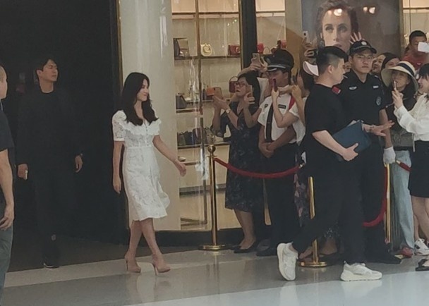 song hye kyo xuat hien lan dau sau lum xum ly hon voi song joong ki