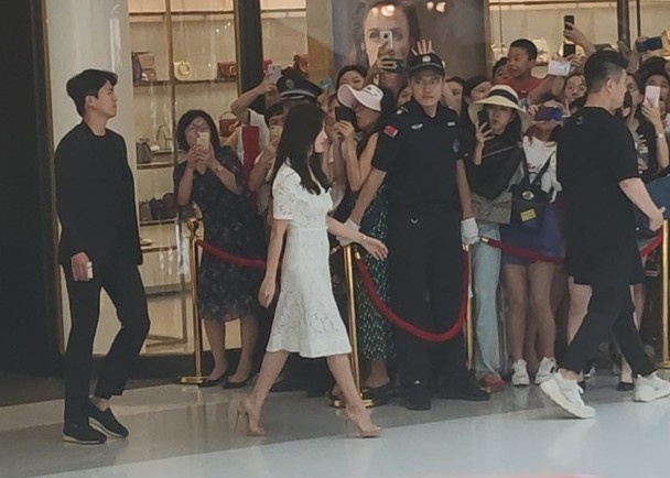 song hye kyo xuat hien lan dau sau lum xum ly hon voi song joong ki