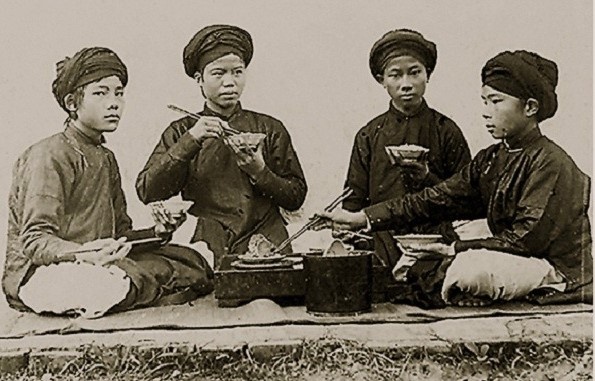 nguyen tac ung xu tinh te trong bua com cua nguoi viet