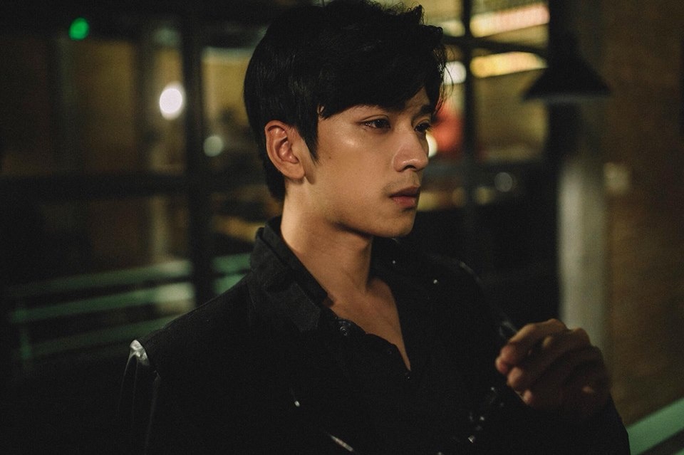 nam chinh mat biec ngoai hinh dien trai so huu doi mat duom buon am anh