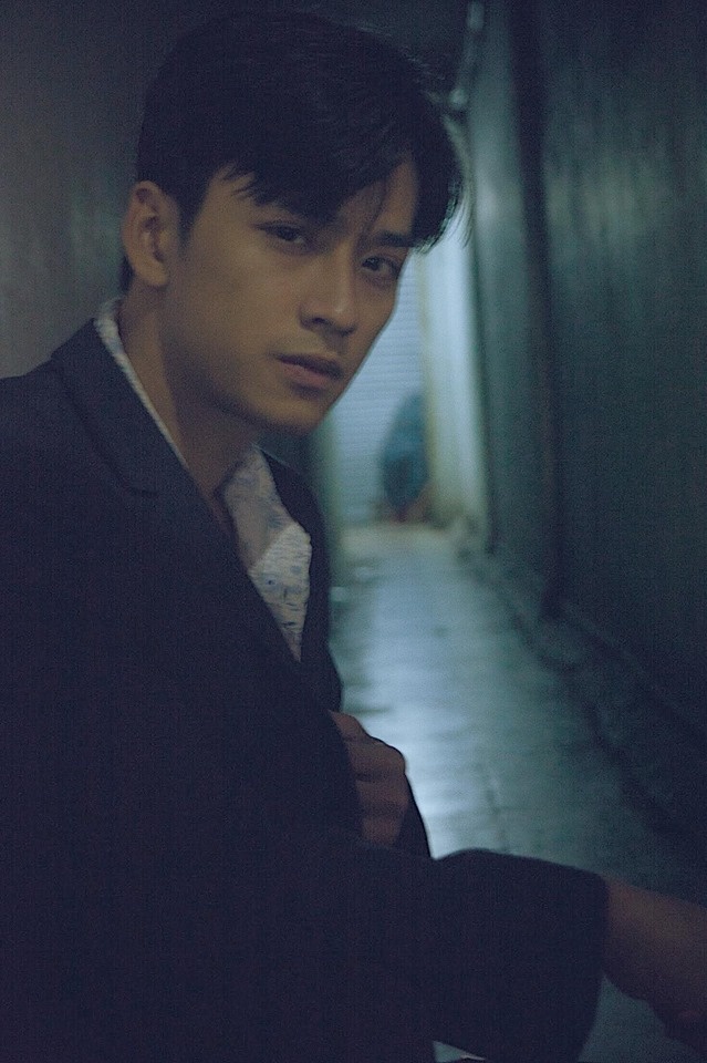 nam chinh mat biec ngoai hinh dien trai so huu doi mat duom buon am anh