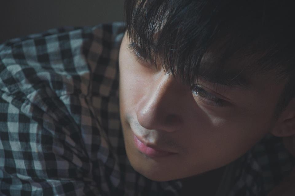 nam chinh mat biec ngoai hinh dien trai so huu doi mat duom buon am anh