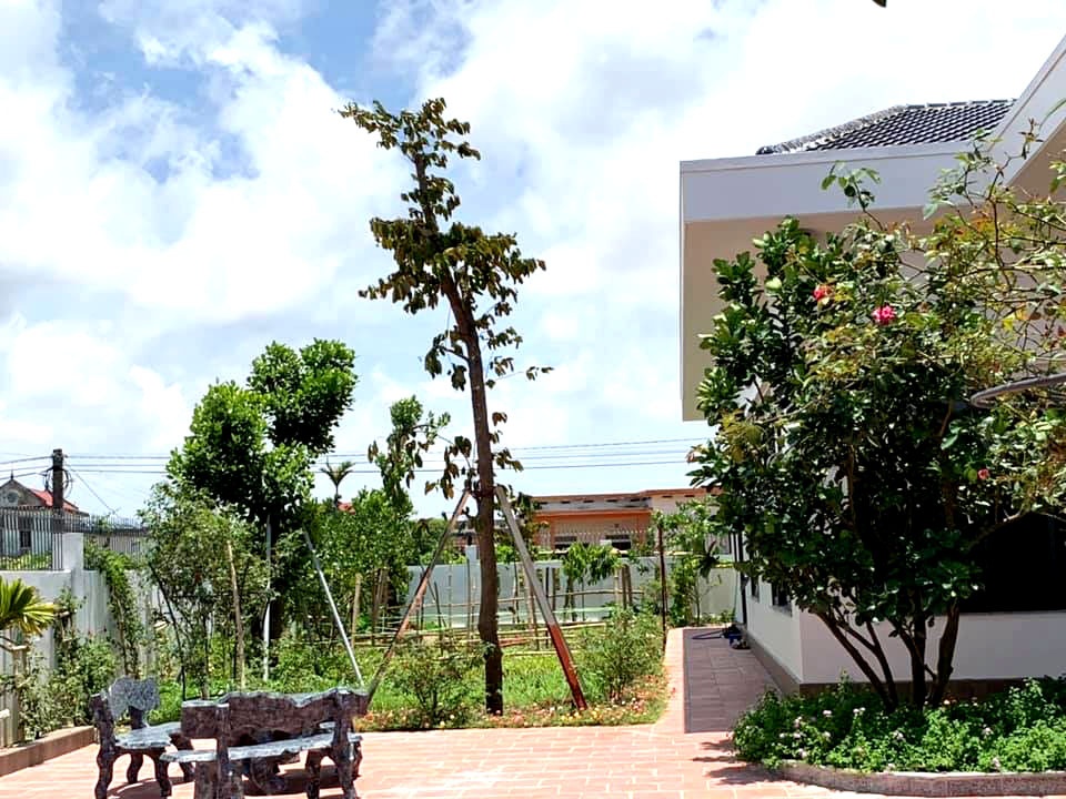 Nhà rộng 800m2 nhưng dành nửa diện tích để trồng hoa và rau sạch nha rong 800m2 nhung danh nua dien tich de trong hoa va rau sach