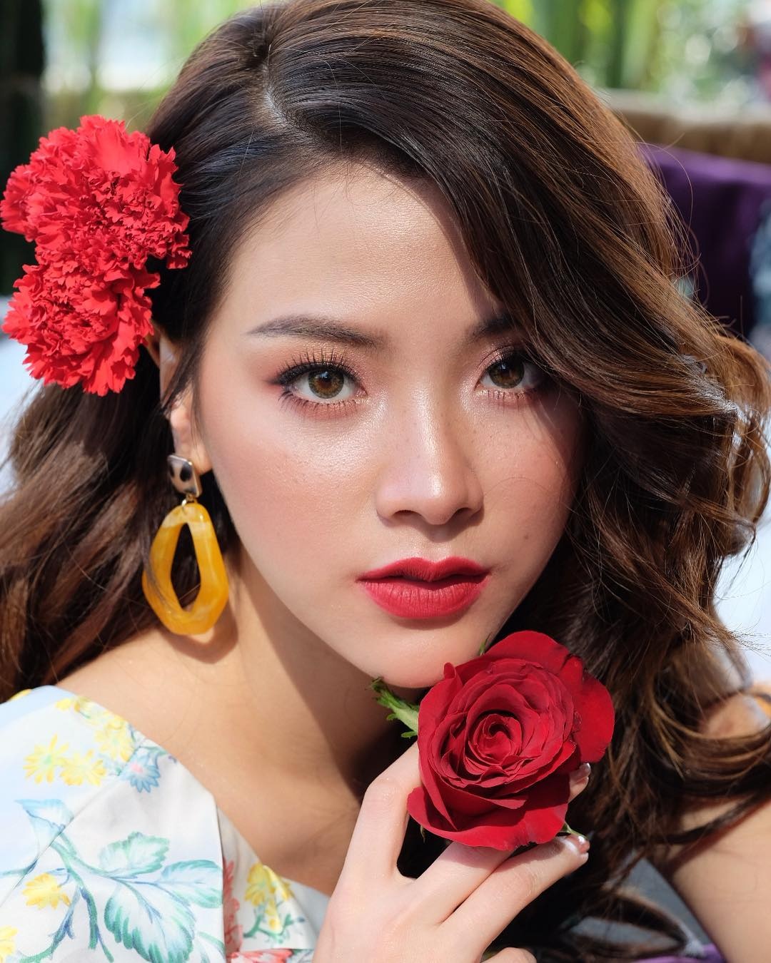 nu chinh chiec la cuon bay khoe loat anh hoi be chung minh nhan sac khong dao keo