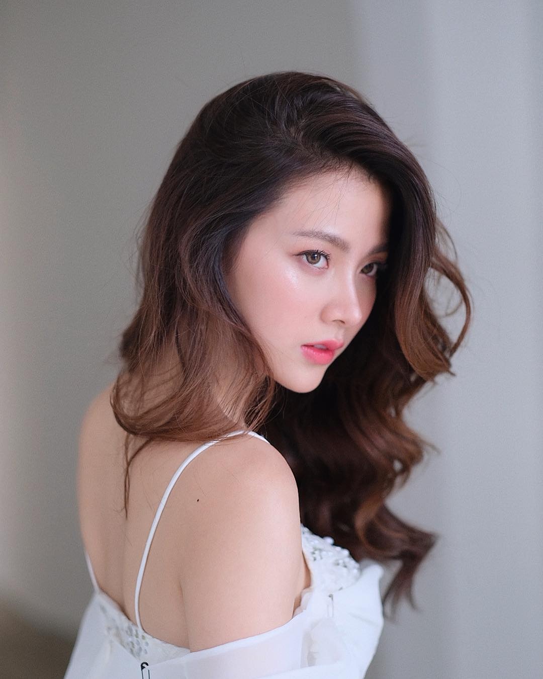 nu chinh chiec la cuon bay khoe loat anh hoi be chung minh nhan sac khong dao keo