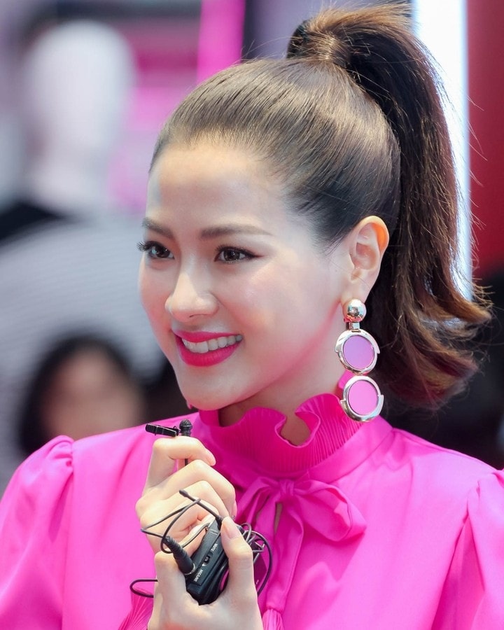 nu chinh chiec la cuon bay khoe loat anh hoi be chung minh nhan sac khong dao keo