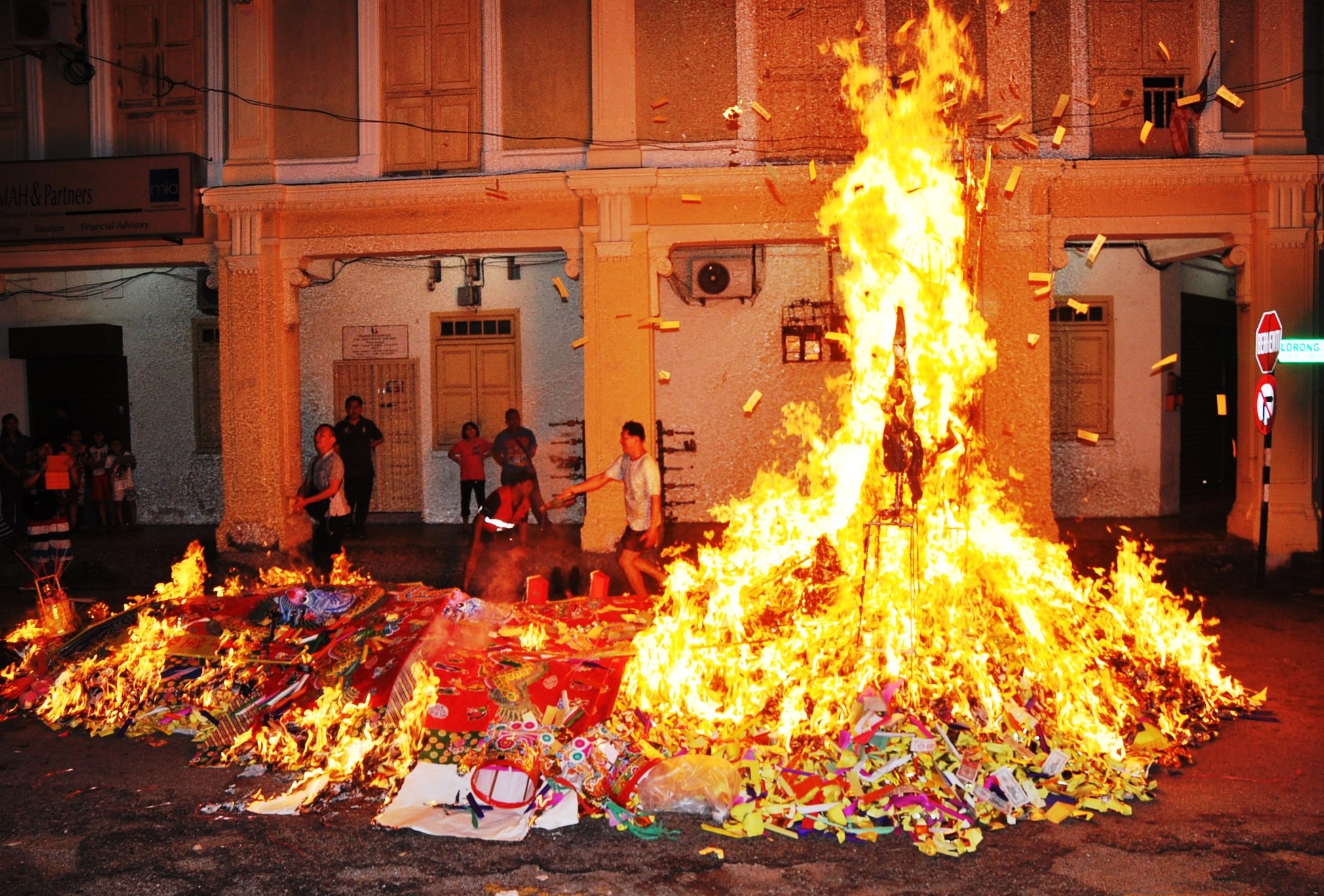mung 1 thang co hon nguoi xua kieng ky gi