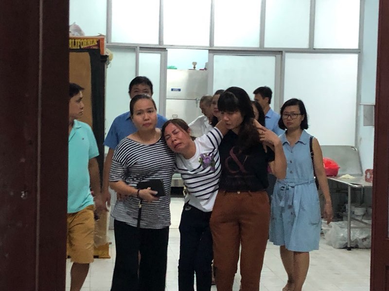 khoi to vu an hoc sinh lop 1 truong gateway tu vong tren xe dua don
