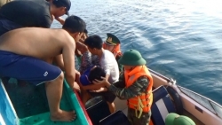 cuu ho 6 thuyen vien tau qb 92838 ts bi chim o phia tay quan dao hoang sa ve bo an toan