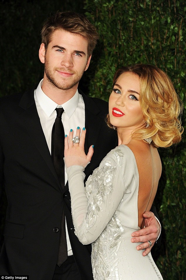 miley cyrus va liam hemsworth chia tay sau 10 nam la tinh nhan 8 thang la vo chong