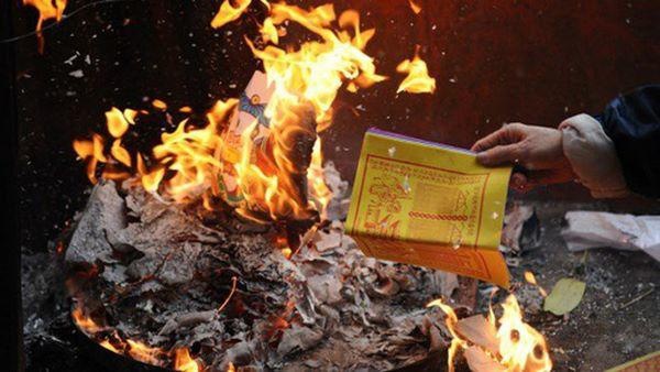 Đốt vàng mã rằm tháng 7: Những sai lầm tuyệt đối cần tránh dot vang ma ram thang 7 nhung sai lam tuyet doi can tranh