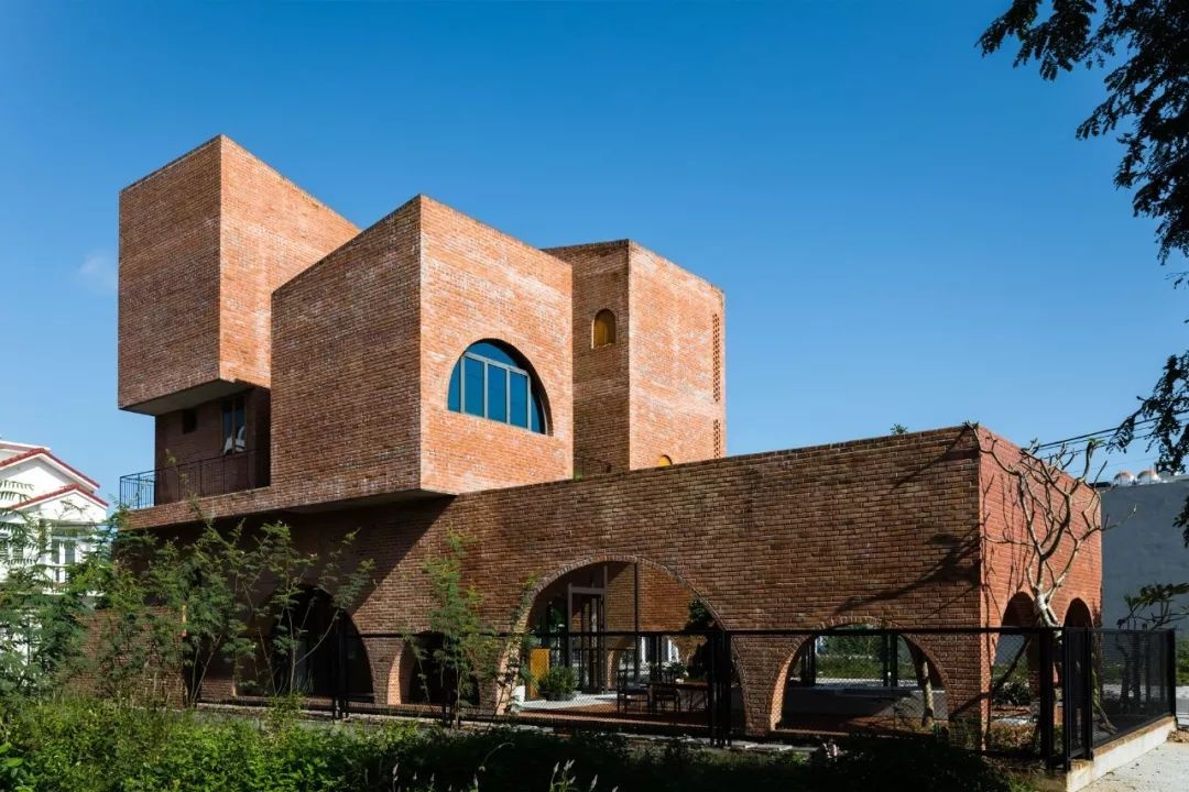 ngoi nha gach nung nhieu cay xanh o da nang luon thoang mat du thoi tiet 40 do