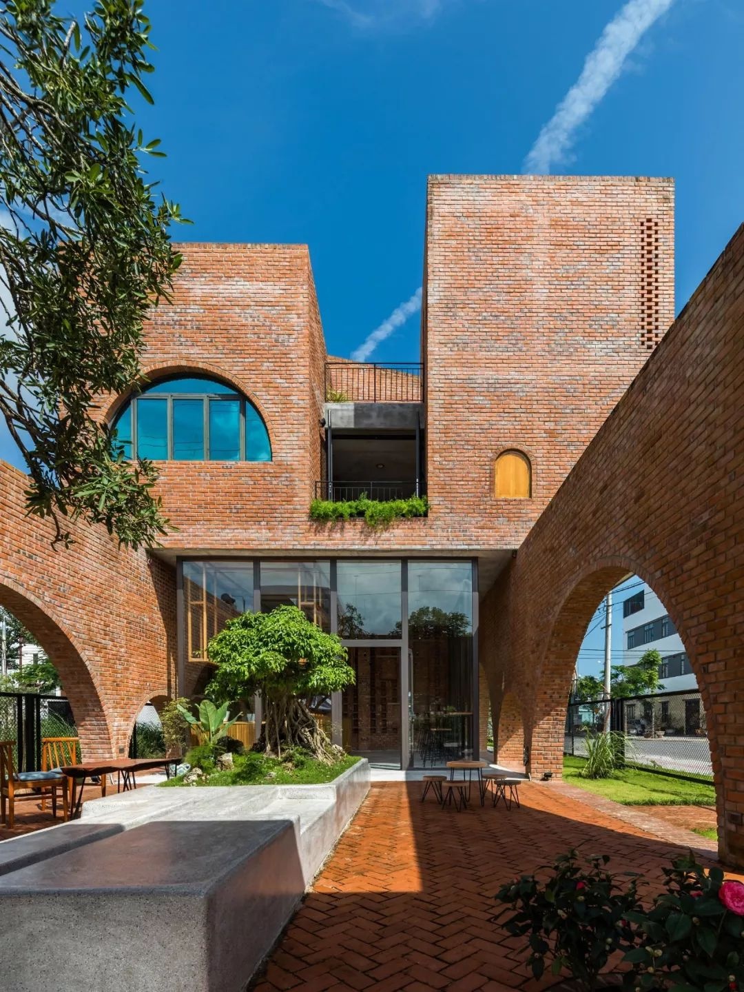 ngoi nha gach nung nhieu cay xanh o da nang luon thoang mat du thoi tiet 40 do
