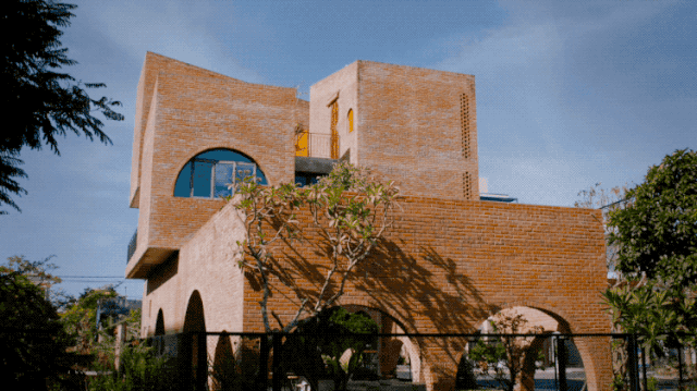 ngoi nha gach nung nhieu cay xanh o da nang luon thoang mat du thoi tiet 40 do