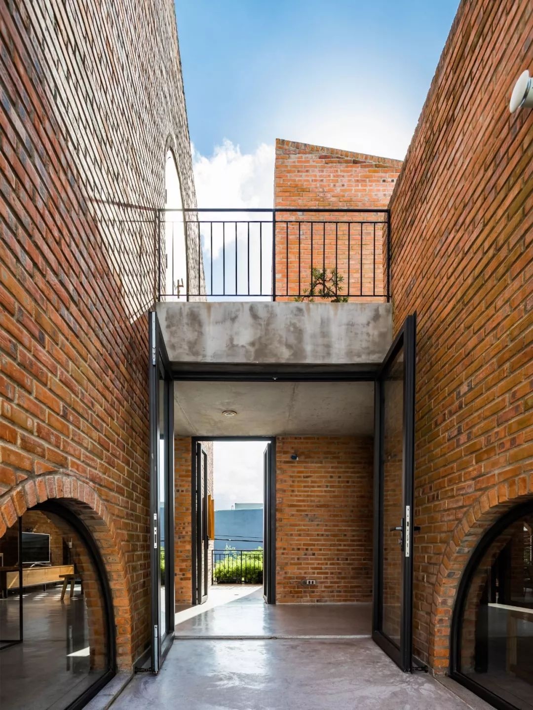 ngoi nha gach nung nhieu cay xanh o da nang luon thoang mat du thoi tiet 40 do