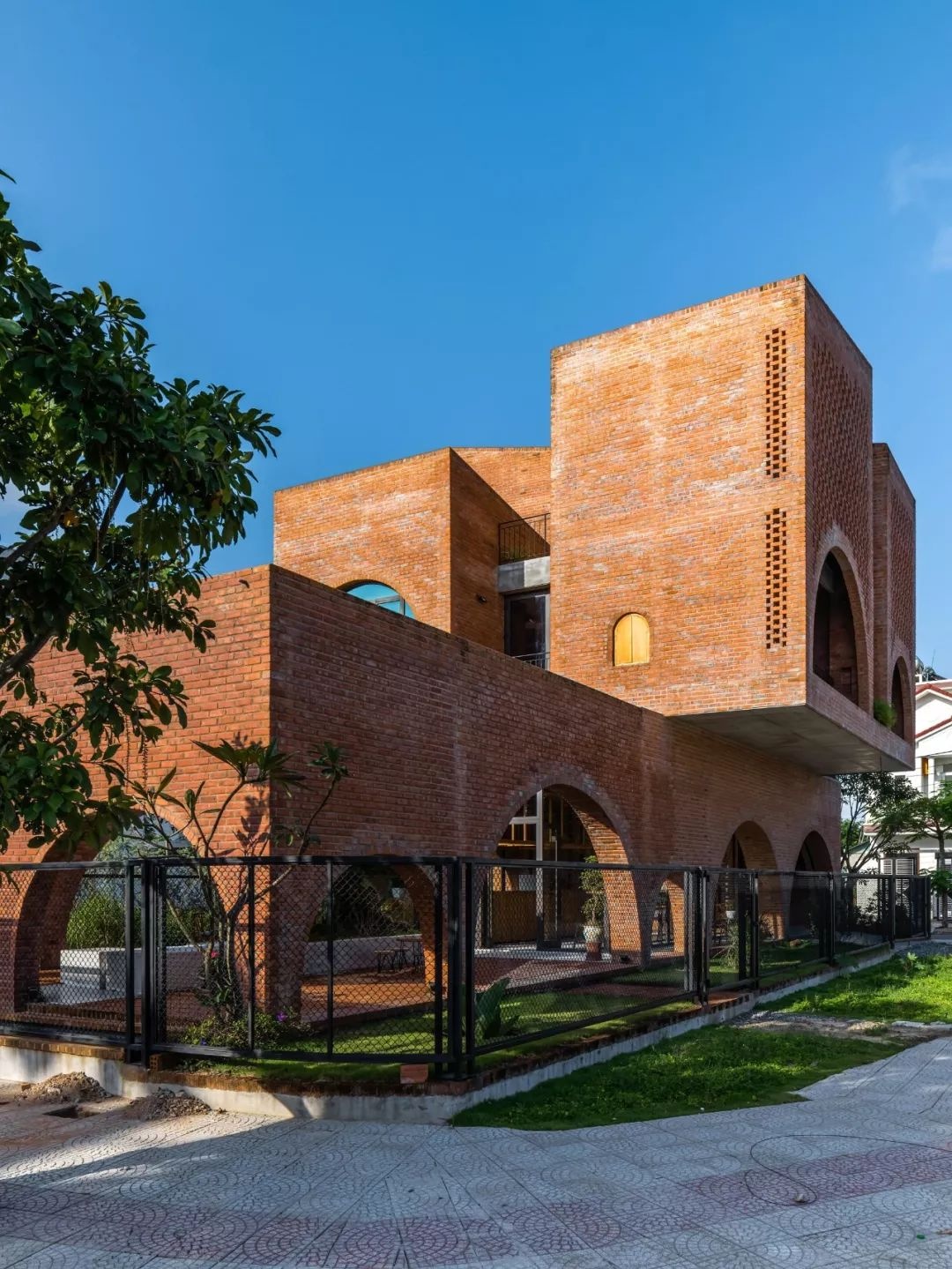 ngoi nha gach nung nhieu cay xanh o da nang luon thoang mat du thoi tiet 40 do