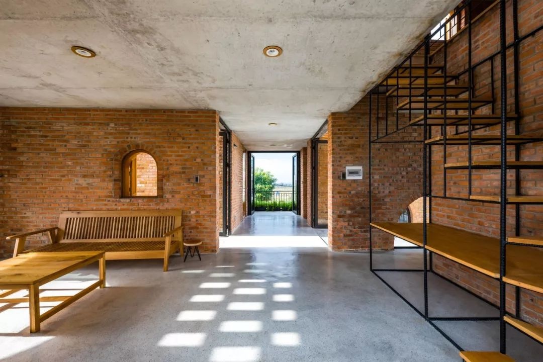 ngoi nha gach nung nhieu cay xanh o da nang luon thoang mat du thoi tiet 40 do