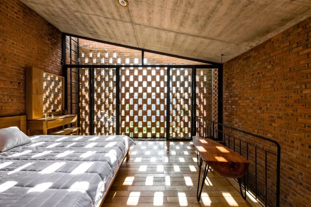 ngoi nha gach nung nhieu cay xanh o da nang luon thoang mat du thoi tiet 40 do