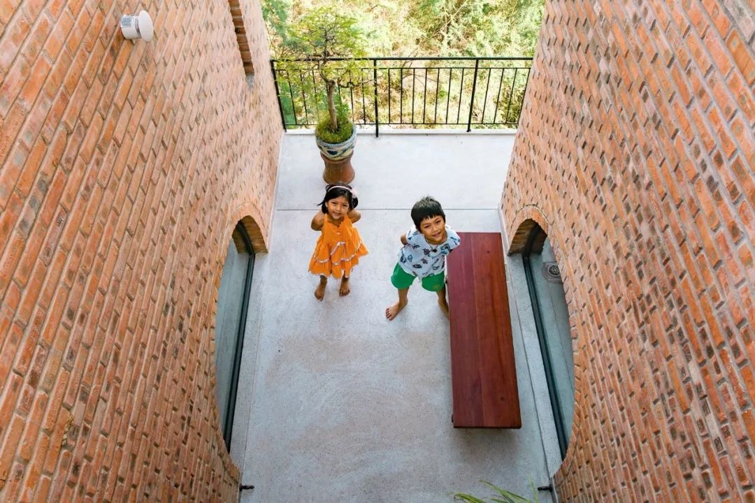 ngoi nha gach nung nhieu cay xanh o da nang luon thoang mat du thoi tiet 40 do