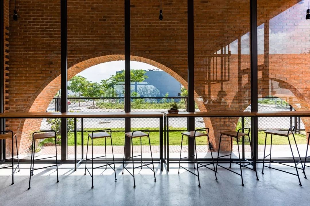 ngoi nha gach nung nhieu cay xanh o da nang luon thoang mat du thoi tiet 40 do