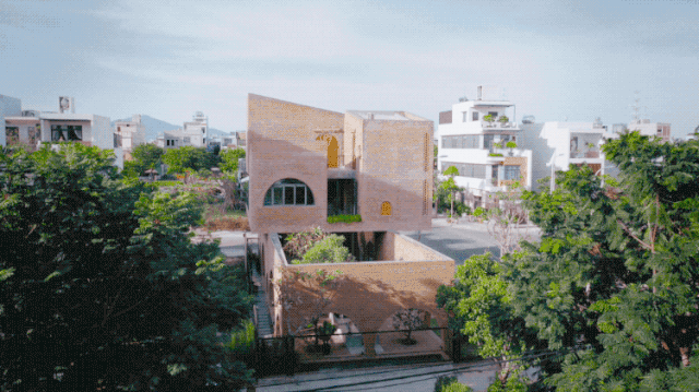 ngoi nha gach nung nhieu cay xanh o da nang luon thoang mat du thoi tiet 40 do