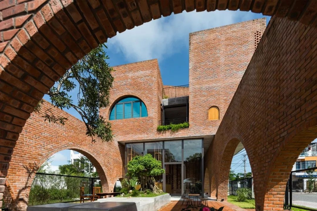 ngoi nha gach nung nhieu cay xanh o da nang luon thoang mat du thoi tiet 40 do