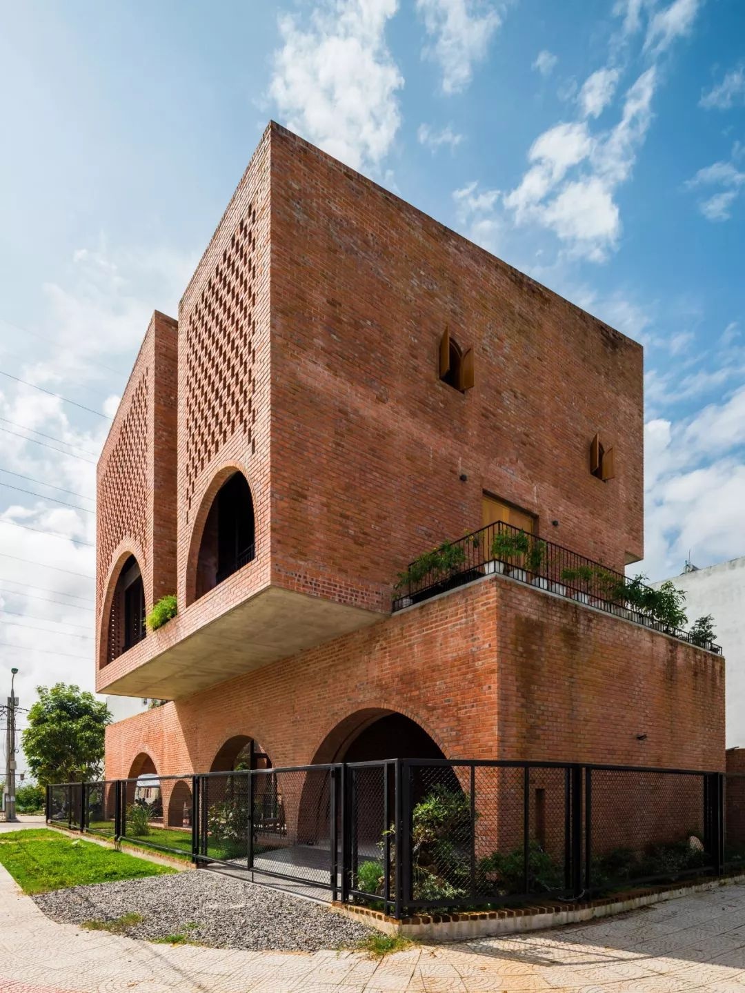 ngoi nha gach nung nhieu cay xanh o da nang luon thoang mat du thoi tiet 40 do