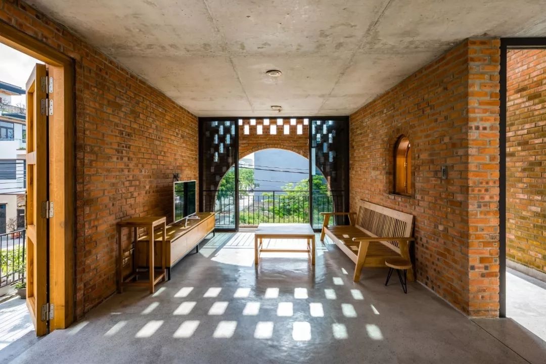 ngoi nha gach nung nhieu cay xanh o da nang luon thoang mat du thoi tiet 40 do