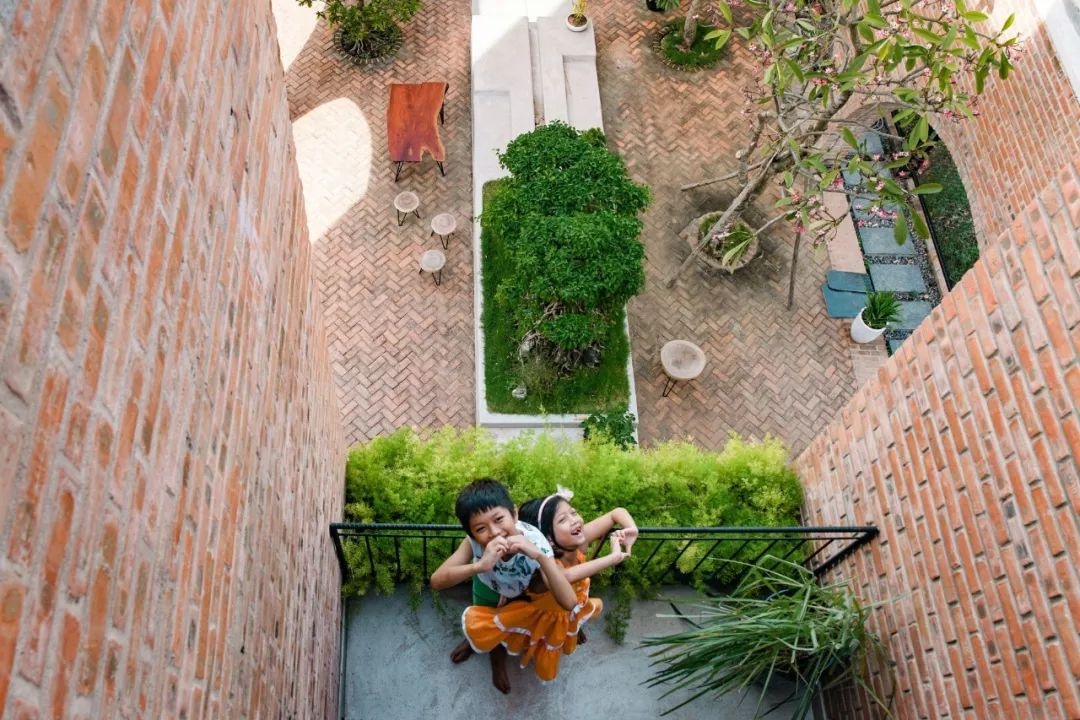 ngoi nha gach nung nhieu cay xanh o da nang luon thoang mat du thoi tiet 40 do