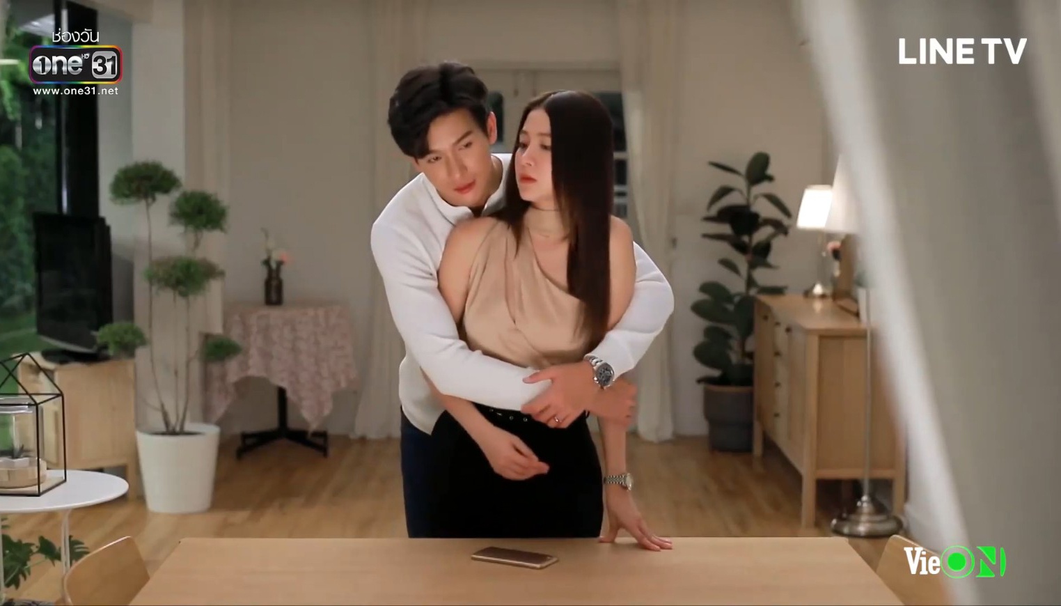 chiec la cuon bay tap 20 ong chom co trong tay ho so benh an cua nira