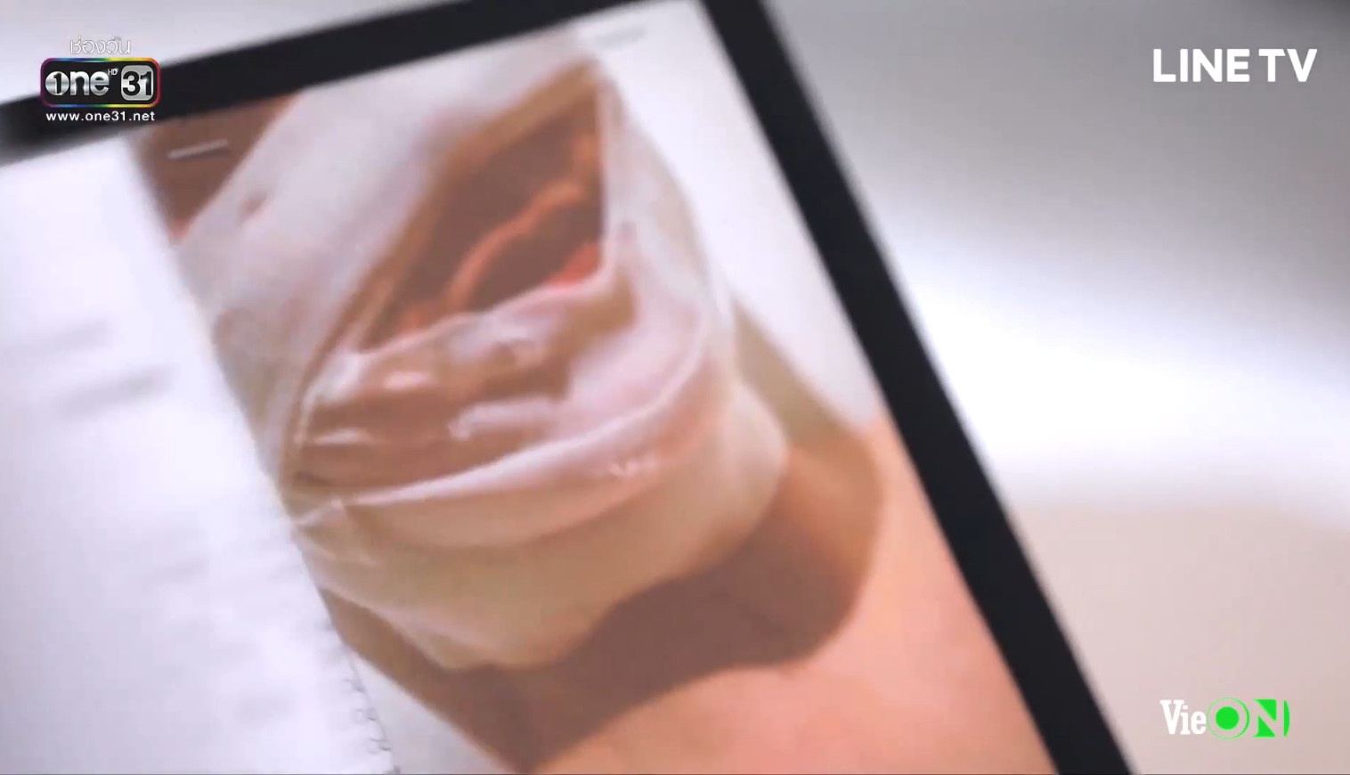 chiec la cuon bay tap 20 ong chom co trong tay ho so benh an cua nira