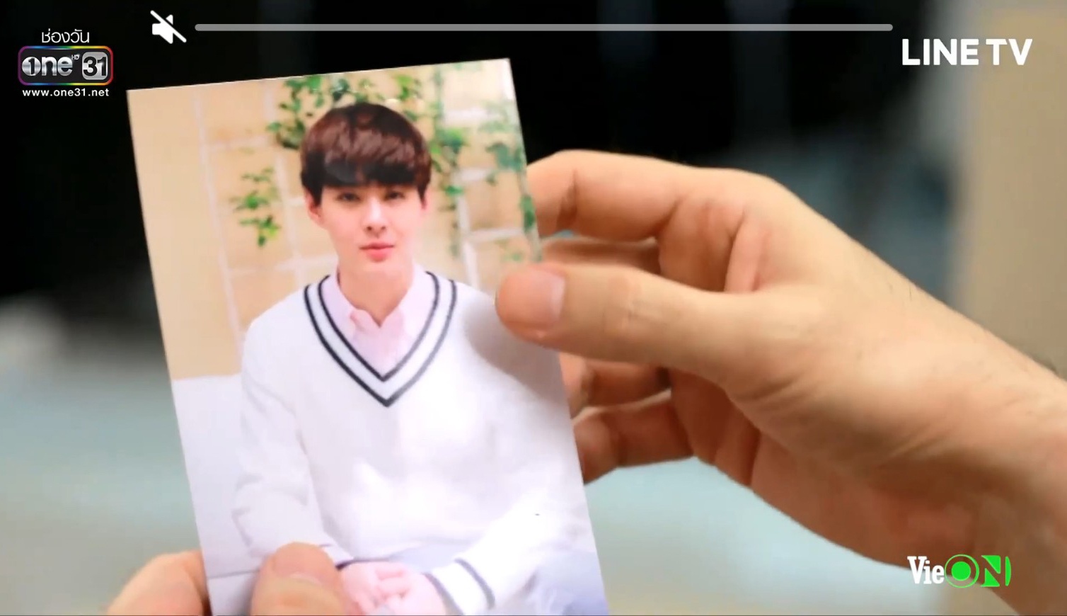 chiec la cuon bay tap 20 ong chom co trong tay ho so benh an cua nira