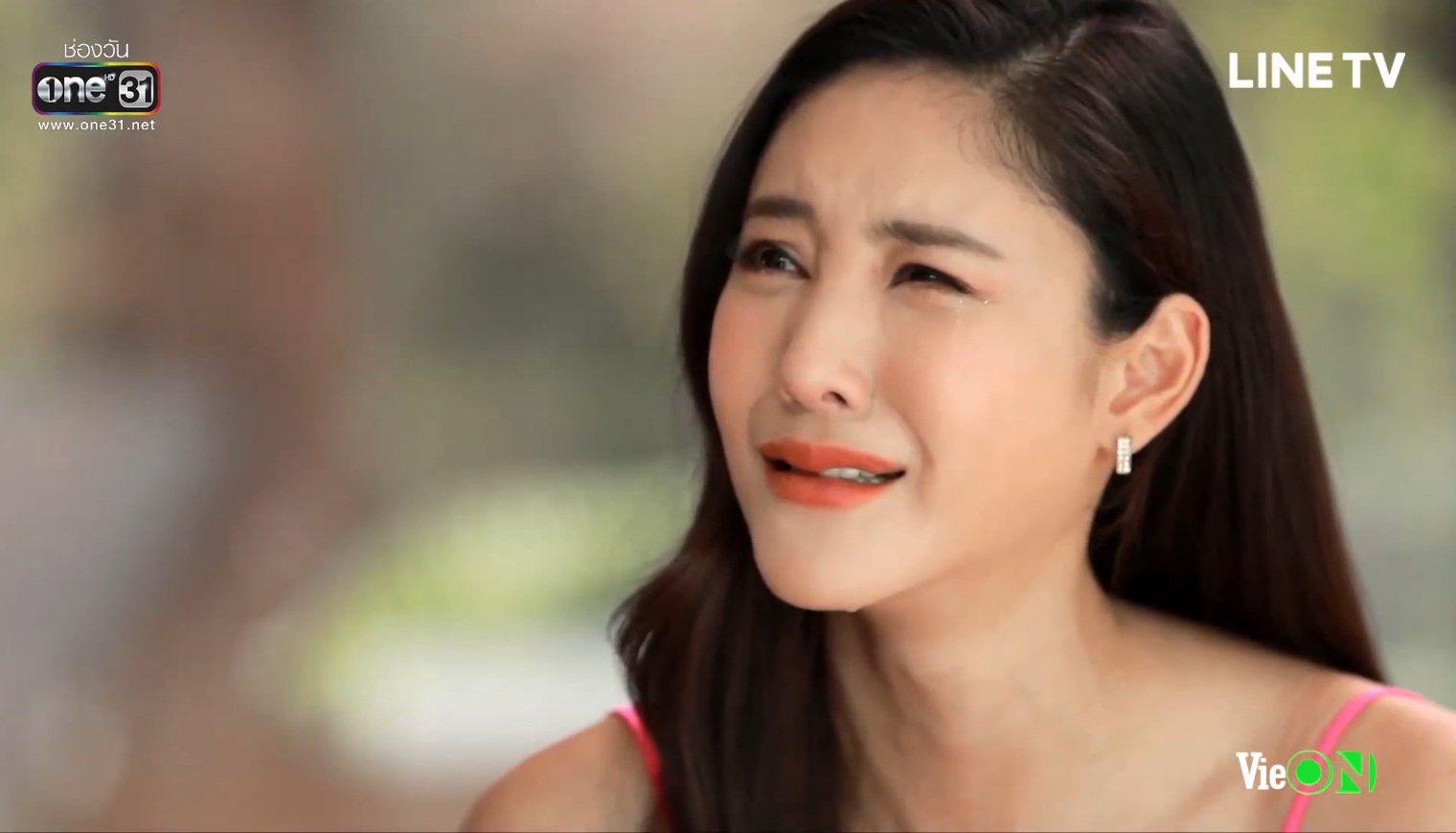 chiec la cuon bay tap 20 ong chom co trong tay ho so benh an cua nira