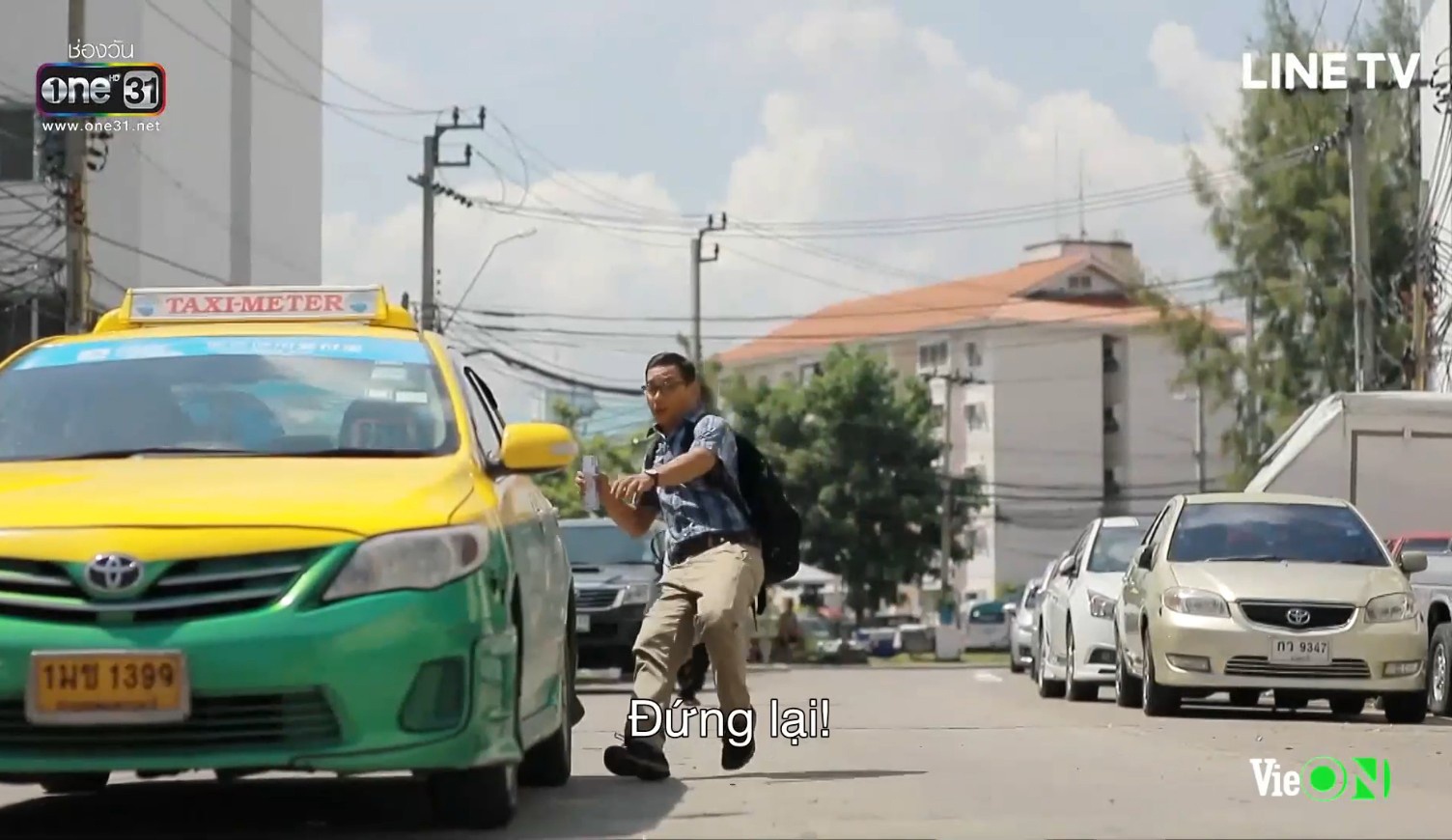 chiec la cuon bay tap 20 ong chom co trong tay ho so benh an cua nira