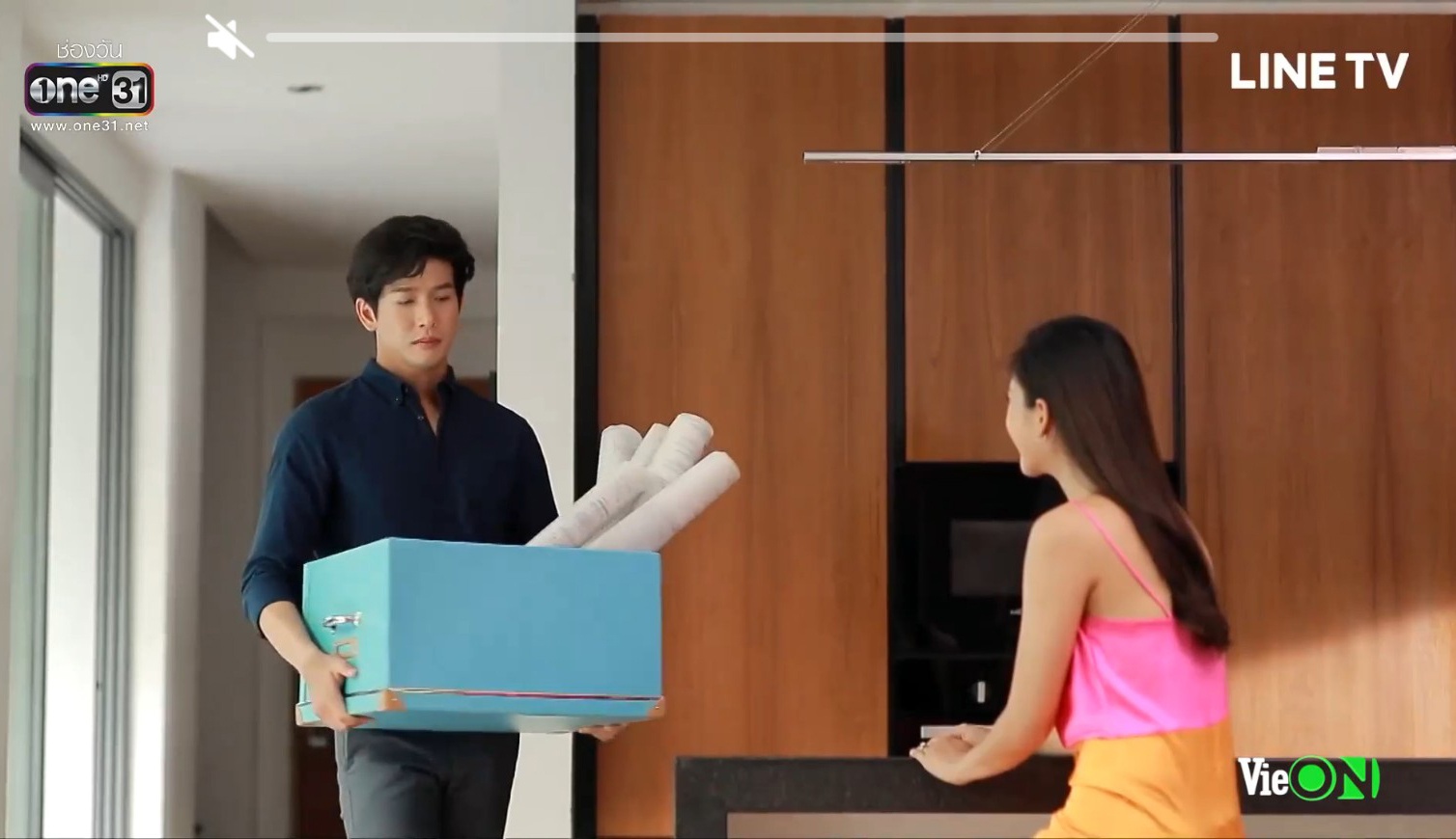 chiec la cuon bay tap 20 ong chom co trong tay ho so benh an cua nira