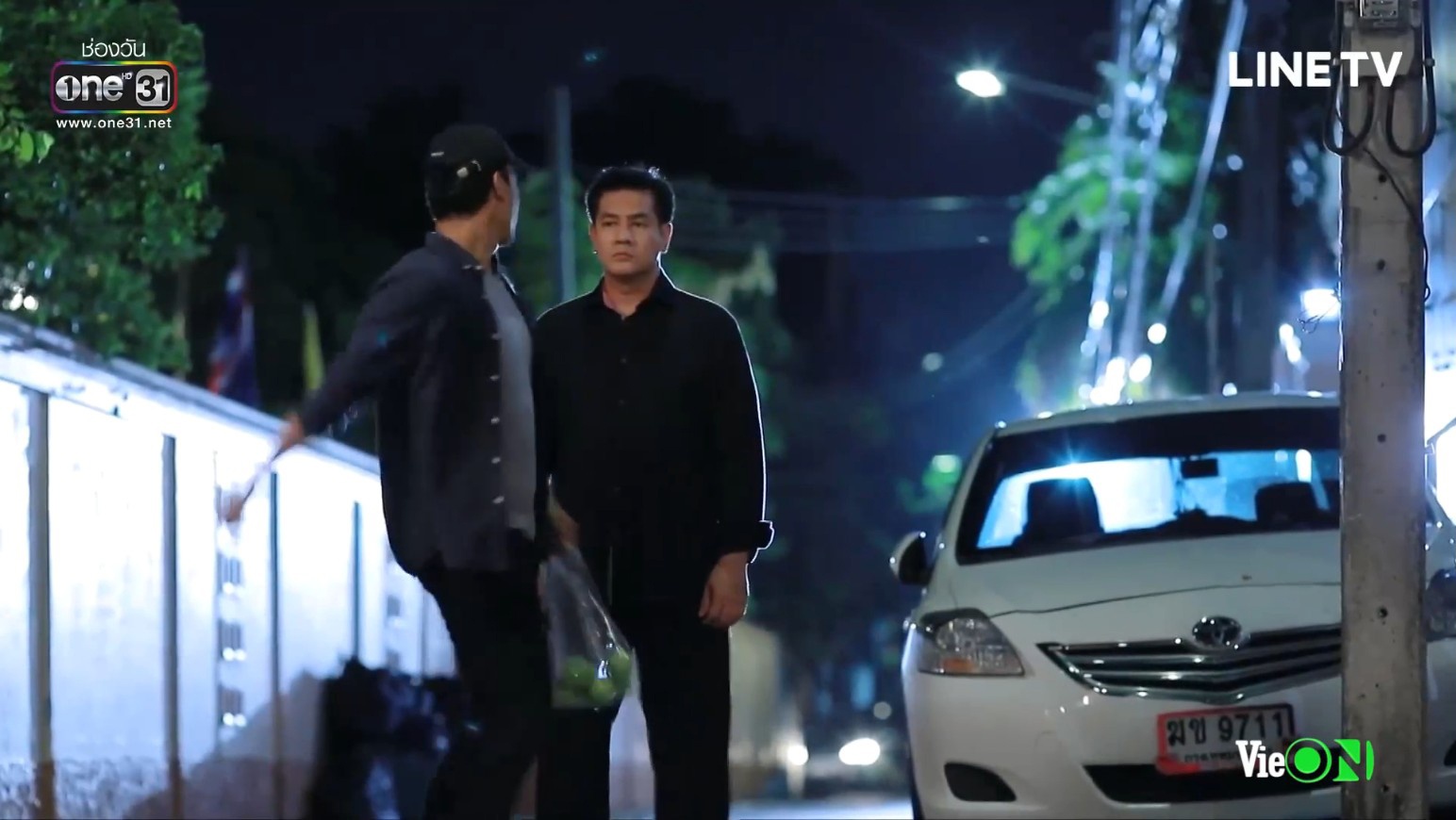 chiec la cuon bay tap 20 ong chom co trong tay ho so benh an cua nira