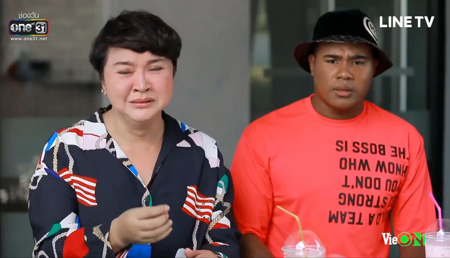 chiec la cuon bay tap 20 ong chom co trong tay ho so benh an cua nira