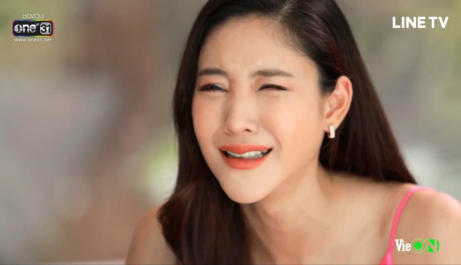 chiec la cuon bay tap 20 ong chom co trong tay ho so benh an cua nira