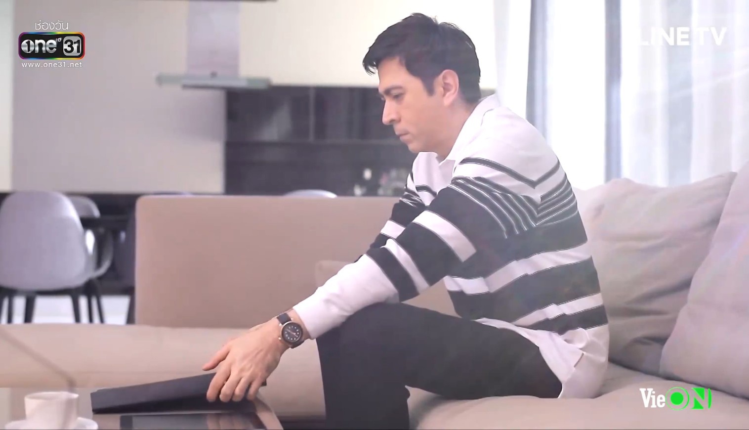 chiec la cuon bay tap 20 ong chom co trong tay ho so benh an cua nira